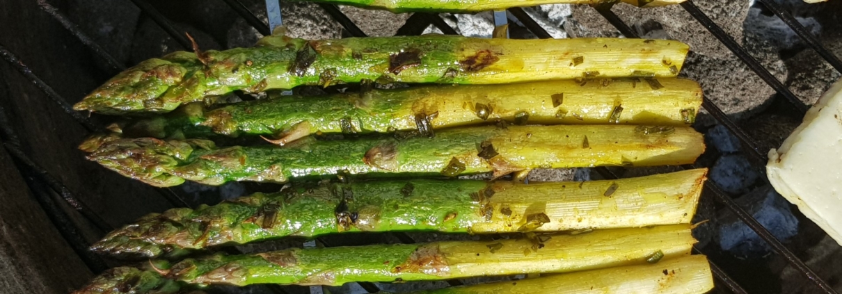 Grüner Spargel auf dem Grill