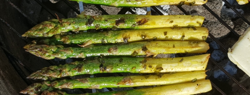 Grüner Spargel auf dem Grill